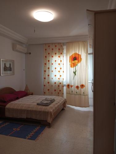 Ένα ή περισσότερα κρεβάτια σε δωμάτιο στο Room Flower Near Airport