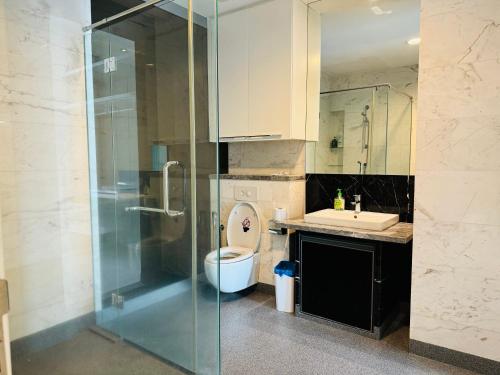 ein Badezimmer mit Dusche, Toilette und Waschbecken in der Unterkunft Crown Suites At Platinum KLCC in Kuala Lumpur