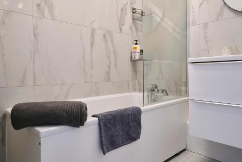 Ένα μπάνιο στο Le Petit Balcon - Les Demeures d'Adrien