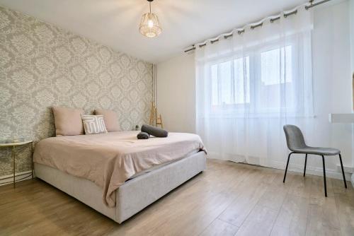 Ένα ή περισσότερα κρεβάτια σε δωμάτιο στο Le Petit Balcon - Les Demeures d'Adrien