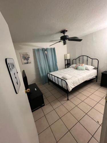 Ένα ή περισσότερα κρεβάτια σε δωμάτιο στο Central Phoenix Value Stay Blue Room