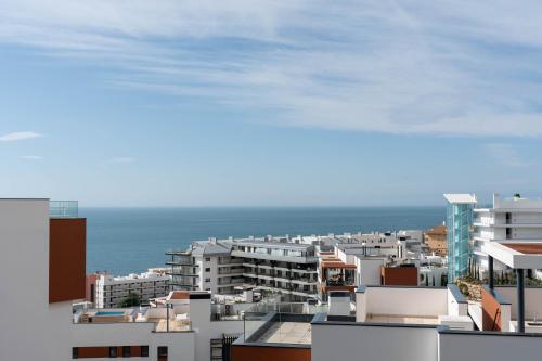 ein Blick auf eine Stadt mit dem Meer im Hintergrund in der Unterkunft Apartment Sunny Place in Fuengirola
