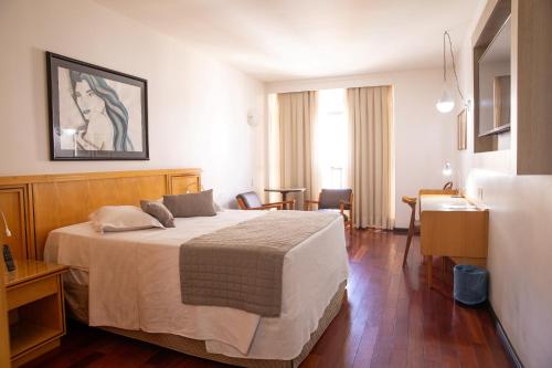 Postel nebo postele na pokoji v ubytování Ritz Plaza Hotel