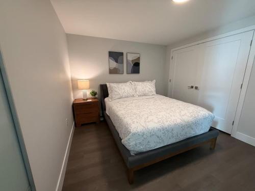 Un dormitorio pequeño con una cama y una mesita de noche. en Spotless vibrant & modern 1 BR with 6 appliances, en Halifax