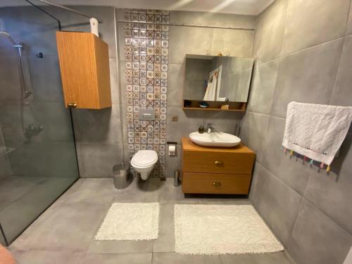 ein Badezimmer mit Waschbecken, Toilette und Dusche in der Unterkunft Ahmed Teacher's hotel, including breakfast, closest to the airport in Arnavutköy