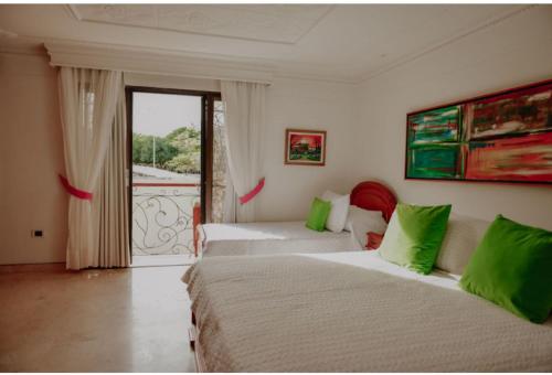 Una habitación de hotel con dos camas y una ventana. en Casa Vallenata boutique, en Valledupar