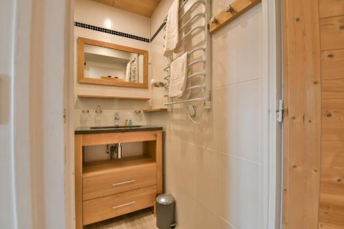 un baño pequeño con lavabo y ducha en Les Perralpes 2, en Le Grand-Bornand