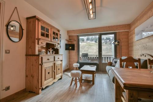 una sala de estar con un sofá y una mesa en Les Perralpes 2, en Le Grand-Bornand