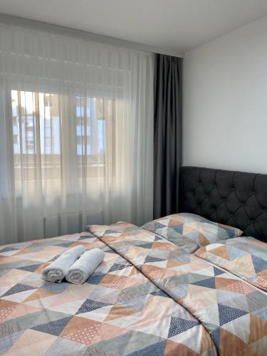 Un dormitorio con una cama con dos toallas encima. en FILIP Lux Apartman sa garažom, en Doboj