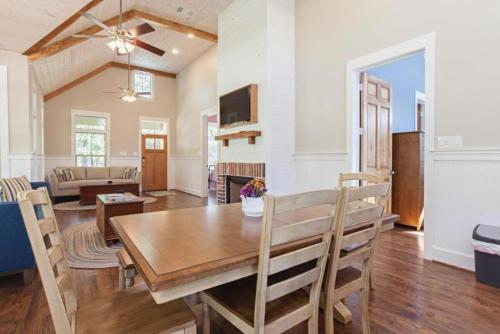 Fotografie z fotogalerie ubytování Victorian Cabin Rental with Outdoor Fireplace and Bearpen Creek Views near Dallas, Texas v destinaci Quinlan