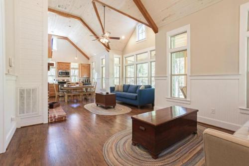 Posezení v ubytování Victorian Cabin Rental with Outdoor Fireplace and Bearpen Creek Views near Dallas, Texas