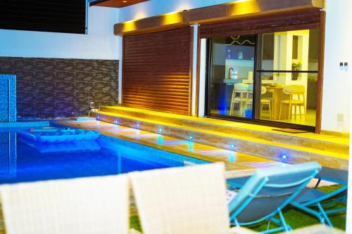 Πισίνα στο ή κοντά στο la Villa WOOR Saly Joseph