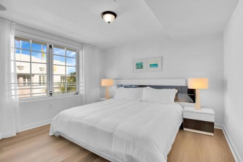 Ένα ή περισσότερα κρεβάτια σε δωμάτιο στο Peaceful 2BR Condo with Ocean Views on Ocean Drive South Beach