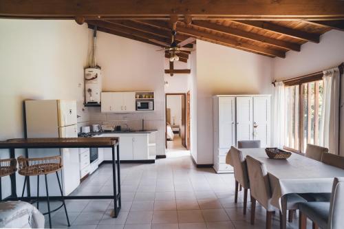 a kitchen with a table and chairs in a room at Check and Home - Chapa - 5 huéspedes con patio y parrilla in Chapadmalal