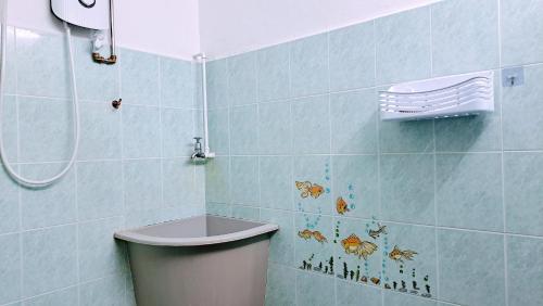 ein Badezimmer mit Dusche und Toilette in der Unterkunft MediSehat Budget Stay, Near Mount Miriam Cancer Hospital in Tanjung Bungah