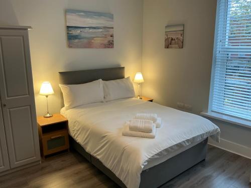 une chambre avec un lit avec deux serviettes dessus dans l'établissement Dublin Studio Stay, à Dublin