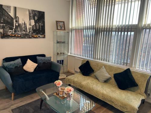 a living room with a couch and a glass table at 2 Bedroom Flat Sun in town Center Wellingborough in Wellingborough