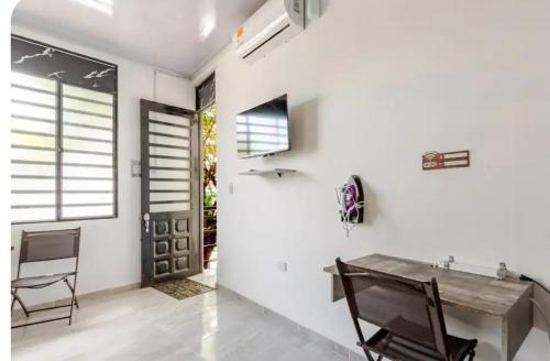 ヒラルドットにあるhotel Air b&b altos del peñonの白い壁の客室で、テーブルと椅子が備わります。