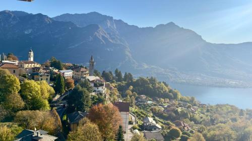 un pueblo en una colina con un lago y montañas en Finestra sul Lago Bellagio, en Civenna
