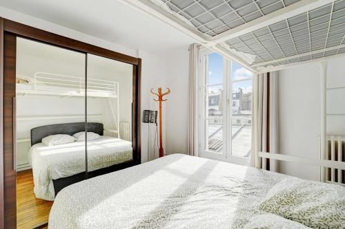 Llit o llits en una habitació de INVALIDES - TOUR EIFFEL