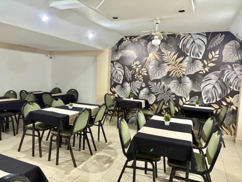 Ein Restaurant oder anderes Speiselokal in der Unterkunft Hotel Luna Morena 