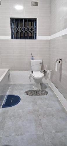 Ένα μπάνιο στο IJ Apartments