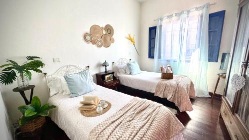 Postel nebo postele na pokoji v ubytování Canary House by Deihu Experiences