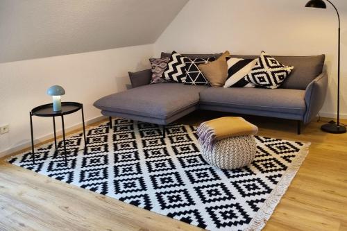ボルクムにあるHaus Polarsternのソファとラグのあるリビングルーム