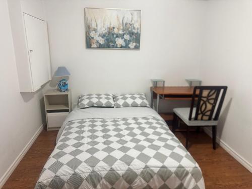 una camera da letto con un letto, un tavolo e una scrivania di Cozy home a Calgary