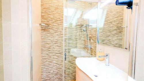 Koupelna v ubytování Résidence belle créole I Le Balisier I Duplex avec jacuzzi à 15min de Disneyland Paris