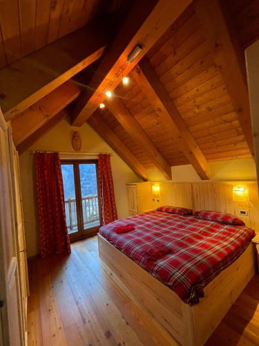 プレ・サン・ディディエにあるPanoramic House Courmaisonの木製の天井の部屋にあるベッドのある寝室