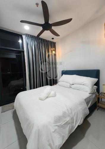 Postel nebo postele na pokoji v ubytování The Shore Studio Balcony City View by Clover Home B23A