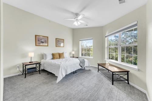 1 dormitorio con 1 cama y 2 mesas en Peaceful 2BR Condo by Golf Course Pools, en Branson