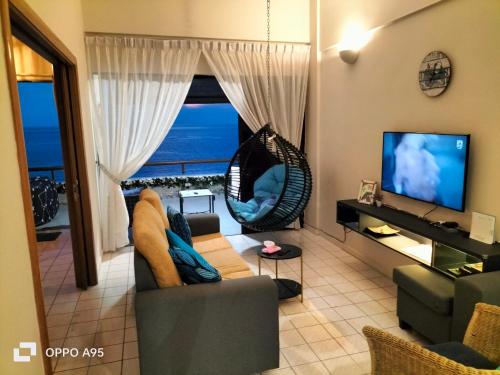 TV a/nebo společenská místnost v ubytování Seafront SunsetSpa