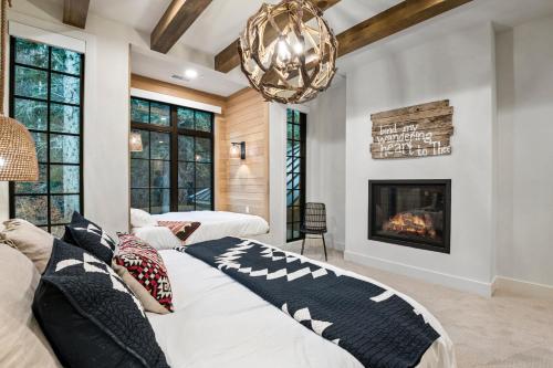 Voodi või voodid majutusasutuse Pont de Rêves: Luxe Sundance Riverfront Chateau toas