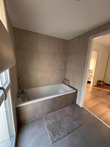 een badkamer met een bad in een kamer bij Échappée Alsacienne in Illzach