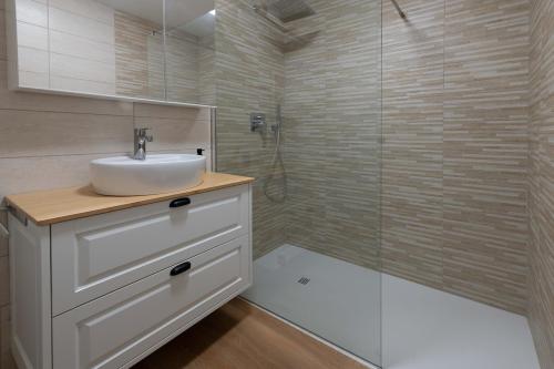 une salle de bain avec lavabo et douche dans l'établissement BGY Maison del Borgo 1, à Bergame