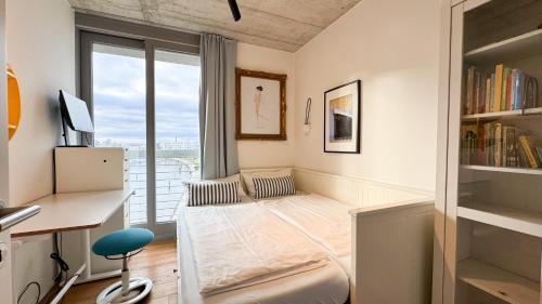 Η βιβλιοθήκη του διαμερίσματος