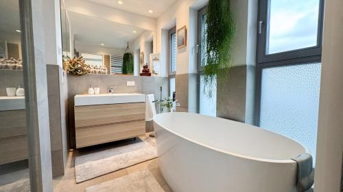 Ένα μπάνιο στο Stylish Riverfront Penthouse with Skyline View