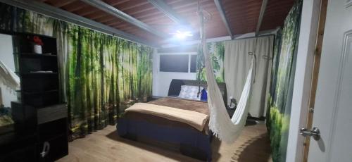 Postel nebo postele na pokoji v ubytování Cabañas en Los Altos de cerro Azul Panamá Cascadas RIos Naturaleza viva