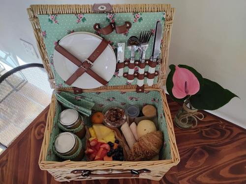 una cesta llena de comida encima de una mesa en Casa Grande Mountain Retreat - Adults Only, en Utuado
