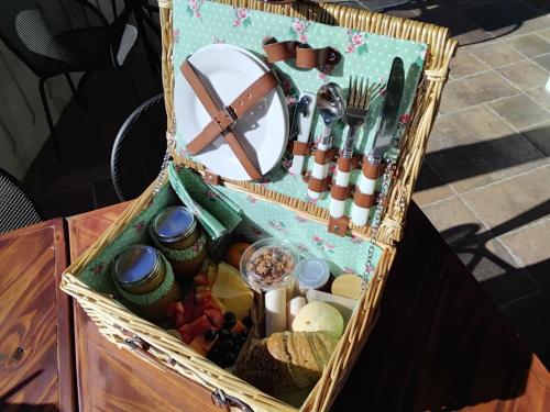 Una cesta llena de comida y especias sobre una mesa. en Casa Grande Mountain Retreat - Adults Only, en Utuado