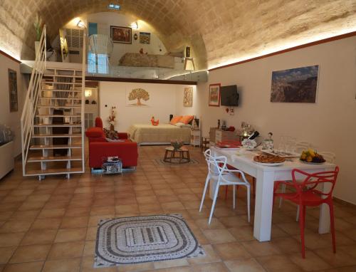 a living room with a white table and chairs at Il Risveglio nei Sassi in Matera