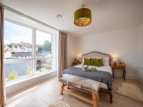 En eller flere senge i et værelse på Beachstone, Stylish Creekside Luxury Home