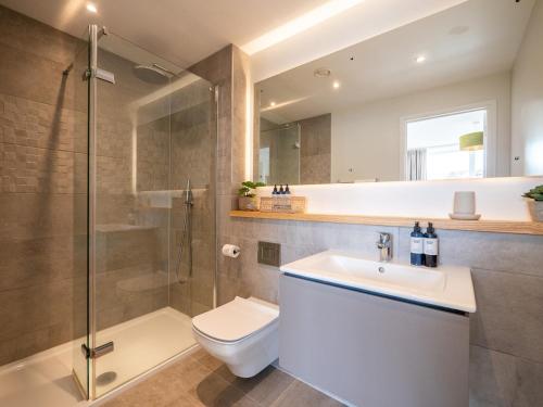 Et badeværelse på Beachstone, Stylish Creekside Luxury Home