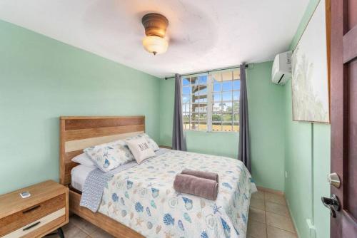 une petite chambre avec un lit et une fenêtre dans l'établissement Puntas Rincon Villa 301 with private rooftop terrace, à Rincon