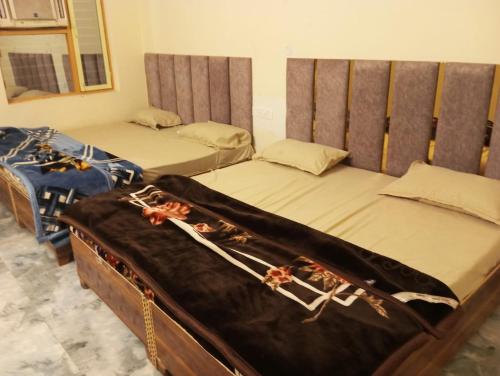 RoorkeeにあるMaharaja hotel and dhabaのツインベッド2台(1室)