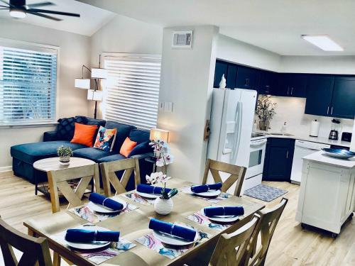 Una cocina y una sala de estar con una mesa y un sofá. en Marina Maison 2BDR Condo, en Clear Lake Shores