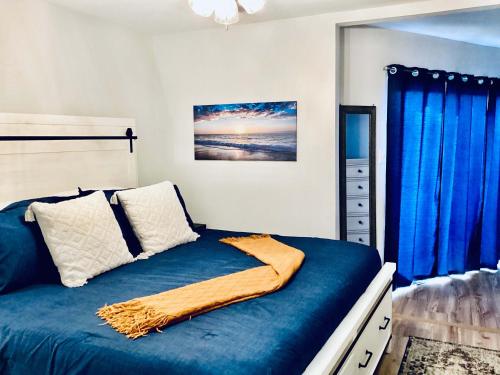 ein Schlafzimmer mit einem blauen Bett und einer Decke darauf in der Unterkunft Marina Maison 2BDR Condo in Clear Lake Shores