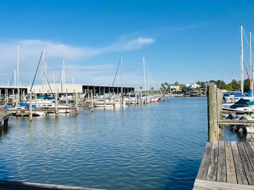 eine Gruppe von Booten, die an einem Dock im Wasser angedockt sind in der Unterkunft Marina Maison 2BDR Condo in Clear Lake Shores